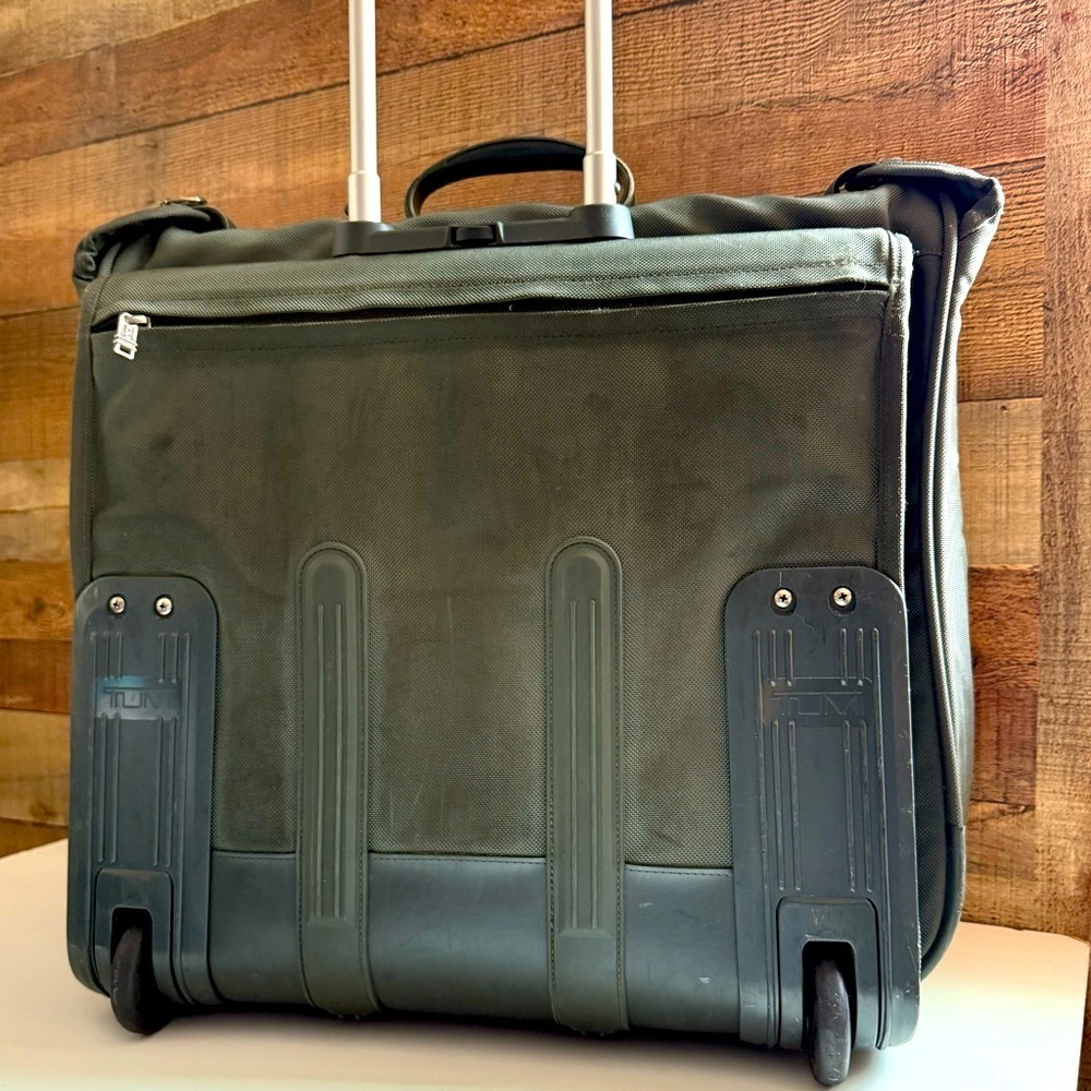 VTG 2241M3 Tumi Alpha 2 Wheeled Large Garment/Suitcase Travel Bag - Picture 2 of 16